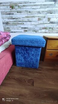 Modrý taburet s úložným prostorem