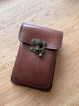 Kvalitní kožená brašna na opasek s ozdobnou sponou