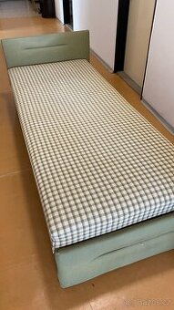 křeslo a postel s úložným prostorem