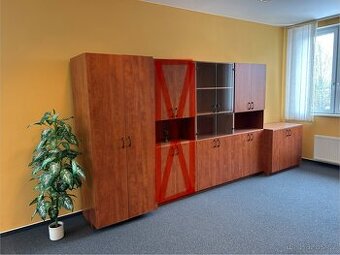 SET skříni a stolů s tmavým dřevěným dekorem