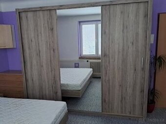 Velká skříň s posuvnými dveřmi
