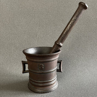 Starožitný litinový hmoždíř s tloukem č. 3 váha 2200g