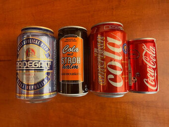 Různé prázdné nápojové plechovky