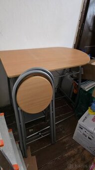 Kuchyňská sada se 2 židlemi a stolem