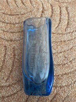 Váza z modrého skla