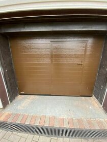 Sekční garážová vrata s integrovanými dveřmi Krispol