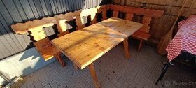 Vyřezávaná dřevěná Rohová lavice a stůl
