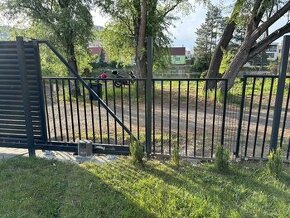 Železný plot, plotové pole, brána