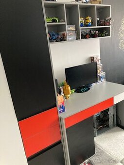 Dětský pokoj: postel auto (90/200),skříň a koberec.