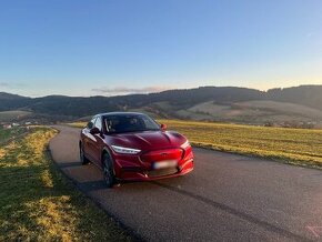 REZERVACE: Ford Mustang Mach-E,záruka 98kWh bat.,tažné,+DPH