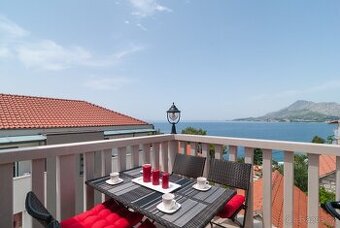 Jen 70 m od pláže – apartmánový dům na prodej, Omišská rivié