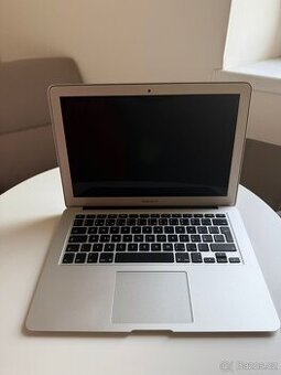 MacBook Air 13" (2017) – plně funkční, ale s jizvou