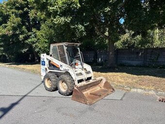 Kolový smykový nakladač Bobcat M753, hmotnost 2.28 t