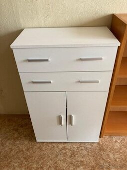 Bílá komoda skoro nova