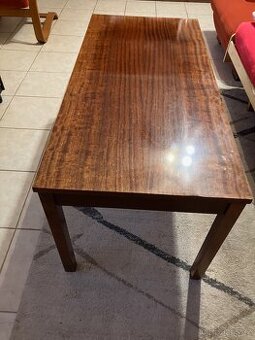 Tmavá obývací stěna