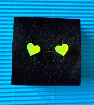 Zářivé náušnice – limetková srdíčka, puzety.