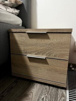 2 ks nočních stolků v barvě sonoma (1 ks 1500Kč)