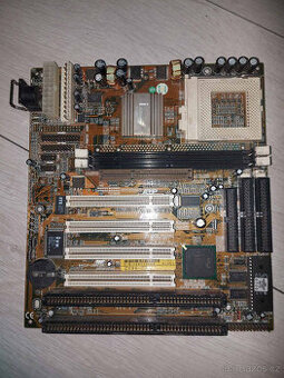 ento exemplář jGigabyte GA-586ATX2 (nebo GA-586ATX Rev 2).