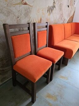 Čalouněná rohová lavice a 10x čalouněné židle masiv