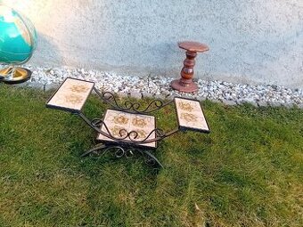 kovový květinový stolek