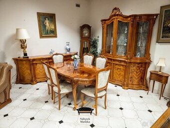 Luxusní barokní jídelní set – stůl + 6 židlí + velká vitrína