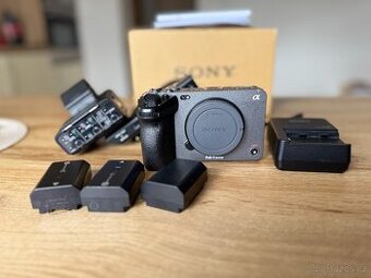 Sony FX3 Cinema Line – TOP stav | 3 baterie | XLR rukojeť |