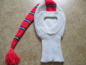 Pláštěnka, čepice, bačkory