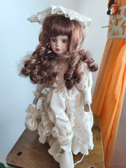 Porcelanová panenka 31cm