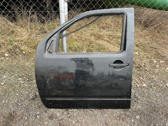 Nissan Navara D40 černé dveře řidiče bez poškození