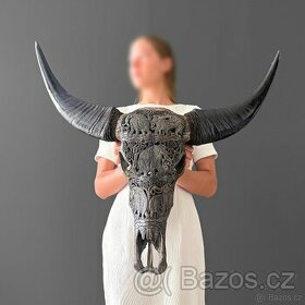 Extra velká, ručně vyřezávaná lebka šedého buvola - mamut