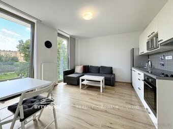 Pronájem slunného bytu 2+kk, 39 m2 přímo u břehu řeky v cent