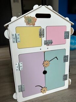 Activity board domeček bilý pastel