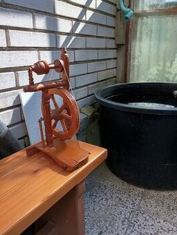 Retro dřevěný ručně vyrobený kolovrat