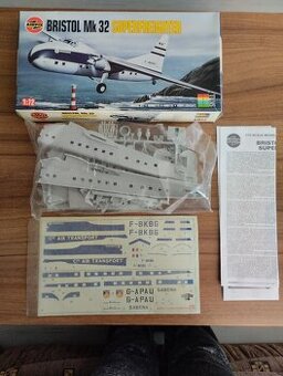 Modely letadel , dopraváky, vrtulníky,plastové stavebnice.