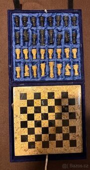 Šachy z fosilií, ruční práce