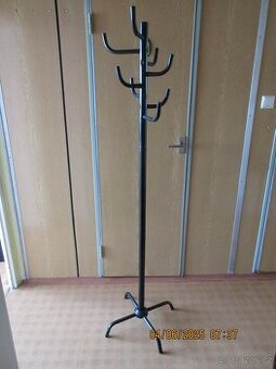 Stojan na oblečení.