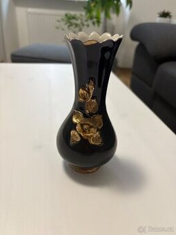 Malá modrá porcelánová váza se zlatým květem