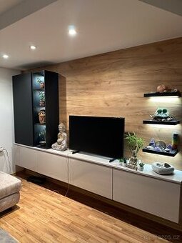 Kuchyň, obývací stěna, sedačka, stůl i židle