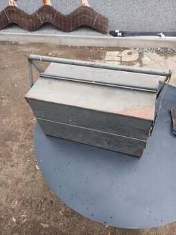 Stary zelezny box na nářadí