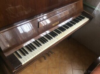 Piano PETROF