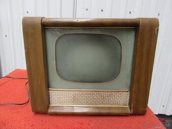 Nabízím starožitnou televizi Rekord USSR. Netestováno. Prodá