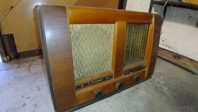 Staré rádio retro rádio elektronkové rádio