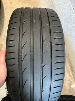 235/40R18 - 1