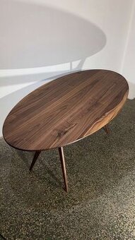 Designový stůl z amerického ořechu