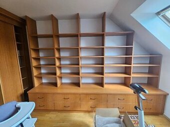 Knihovna se šuplíky od truhláře- třešeň