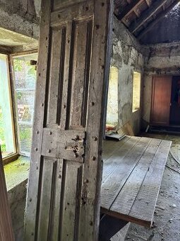 Historické dřevěné masivní dveře s nýty
