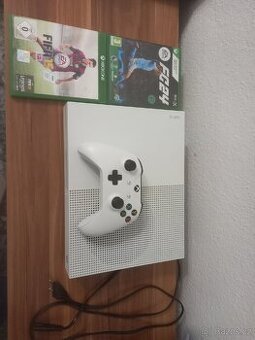 Xbox One S + Fifa 15 + EAFC 24 + Bily Ovladač