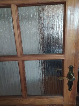 Dřevěné částečně prosklené dveře š. 80 cm