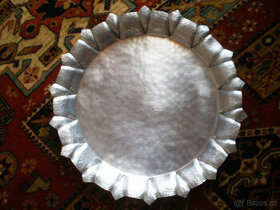 Kovový tác kulatý ozdobný