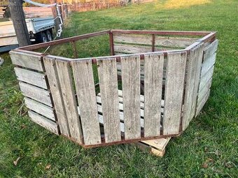 Rohové příkrmiště pro koně + síť